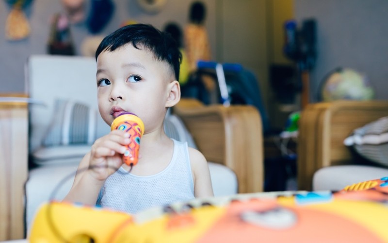 孩子親手彈奏樂器的特寫——具身學習建立的神經連結，只有身體真正參與過才會發生