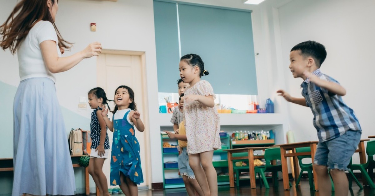 孩子在音樂律動課堂上充滿活力地跳舞——AI 能生成音樂與舞蹈畫面，但無法替孩子親自參與這個過程