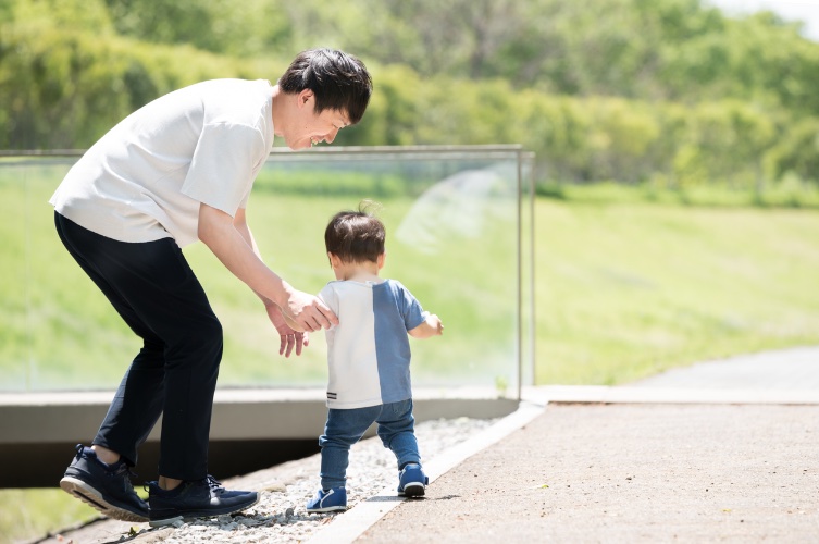 12 到 18 個月幼兒發展：學走、指認、單字、模仿