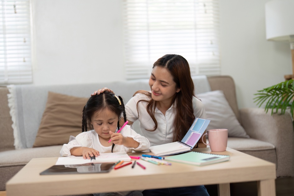 家長在乾淨桌邊陪孩子專注做一件事、給予鼓勵——減少干擾、循序漸進比一直唸更有效