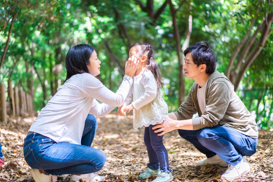 家長蹲下來平視大哭的孩子、溫柔說話——先接住情緒，比叫他不要哭更有效