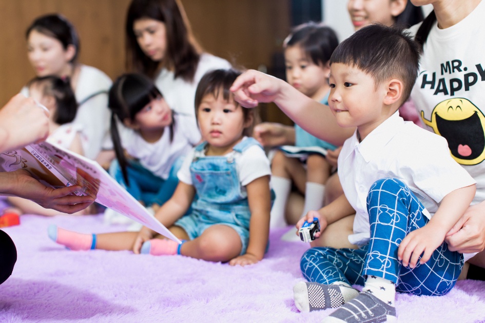孩子在才藝課裡開心地玩音樂律動、家長在旁邊看著——才藝課補的是幼兒園較少給的深度與個別引導