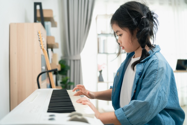 5 歲兒童專注練習鋼琴，前面幾年的律動基礎讓學琴事半功倍