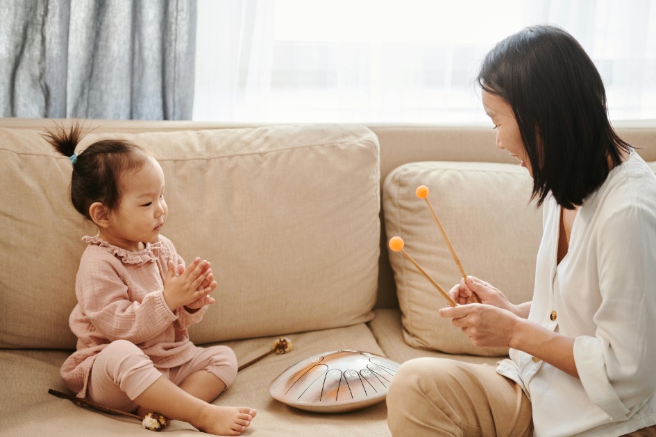 親子律動課中，媽媽抱著寶寶感受音樂節奏的溫暖互動